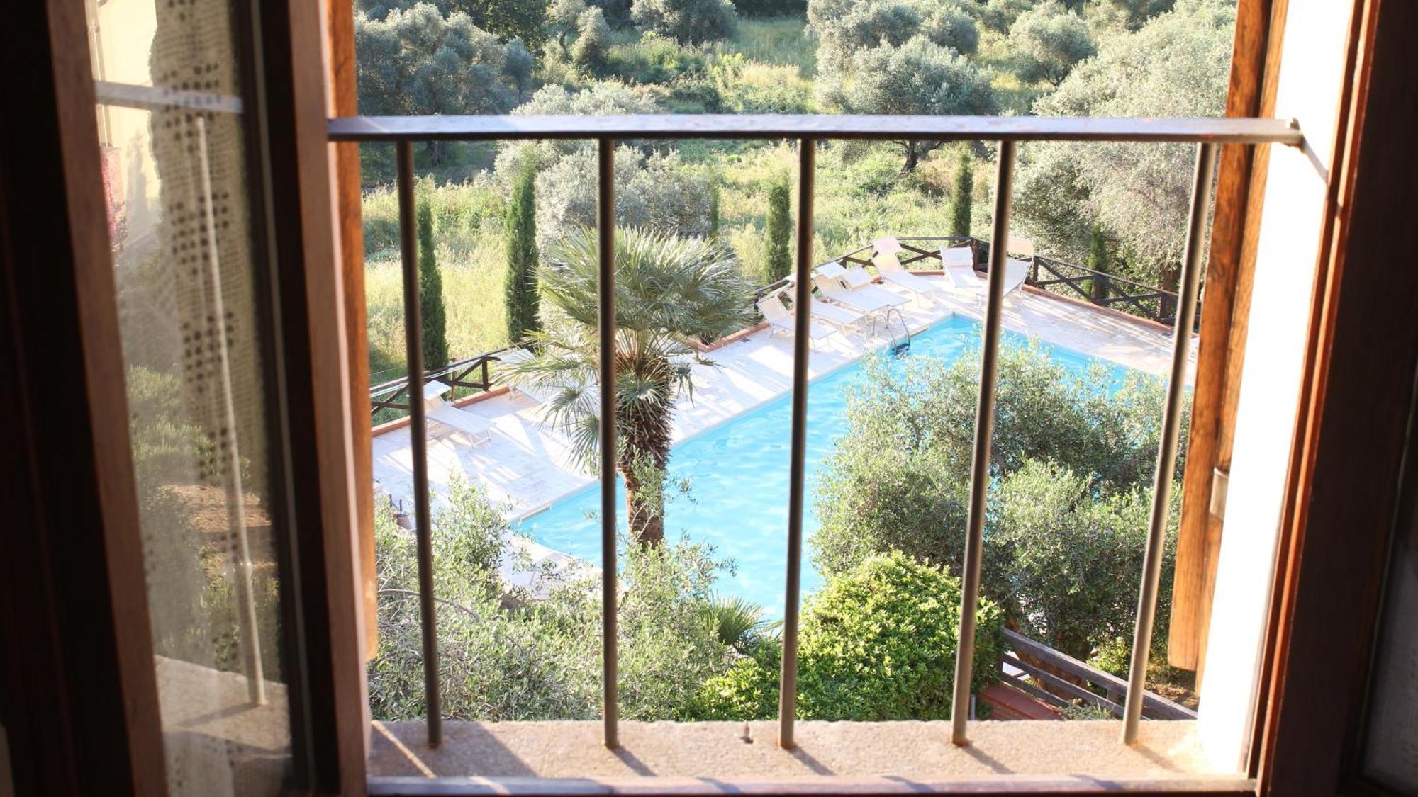 Madonna Del Poggio Cav Aparthotel Scarlino Bagian luar foto
