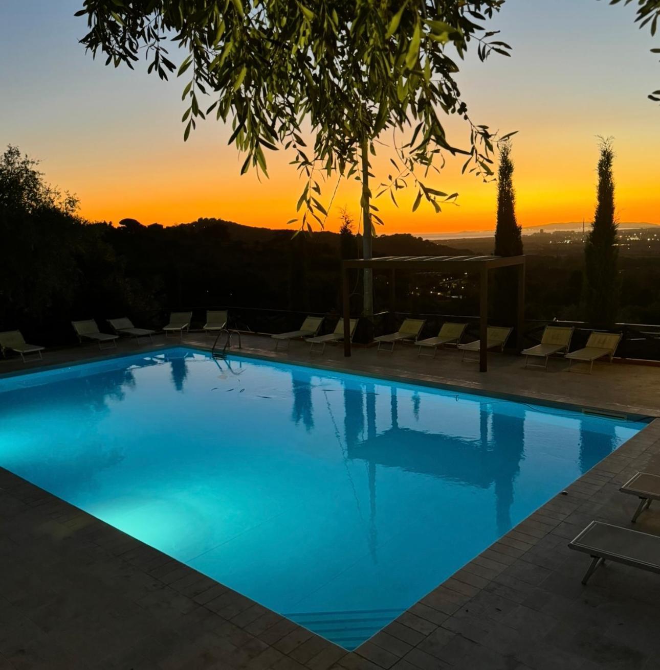 Madonna Del Poggio Cav Aparthotel Scarlino Bagian luar foto