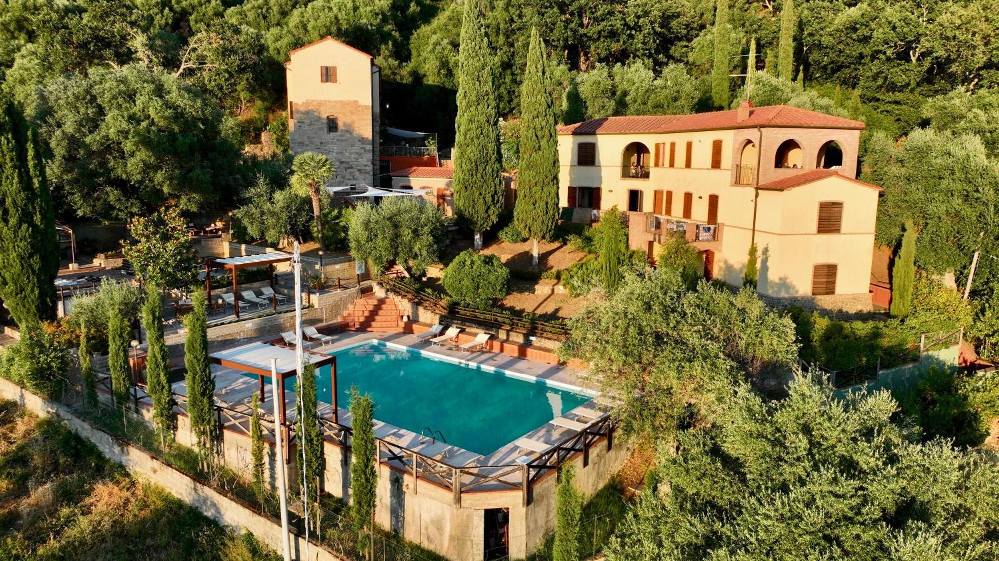 Madonna Del Poggio Cav Aparthotel Scarlino Bagian luar foto