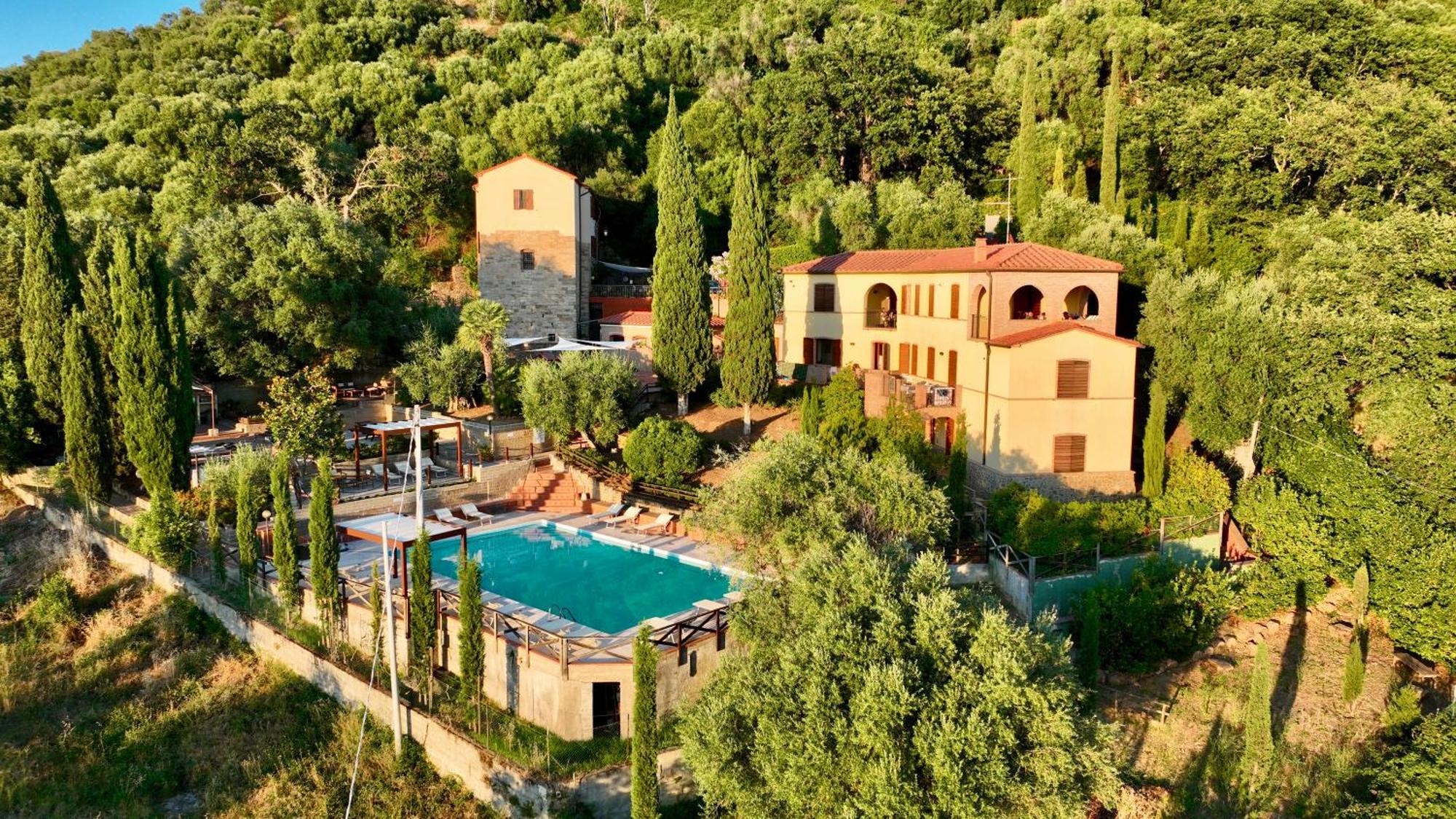 Madonna Del Poggio Cav Aparthotel Scarlino Bagian luar foto