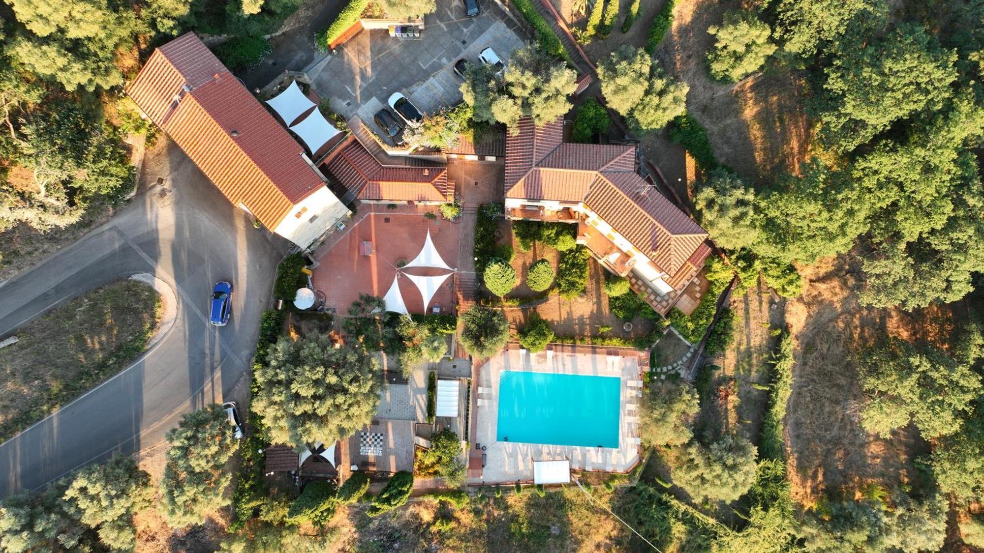 Madonna Del Poggio Cav Aparthotel Scarlino Bagian luar foto