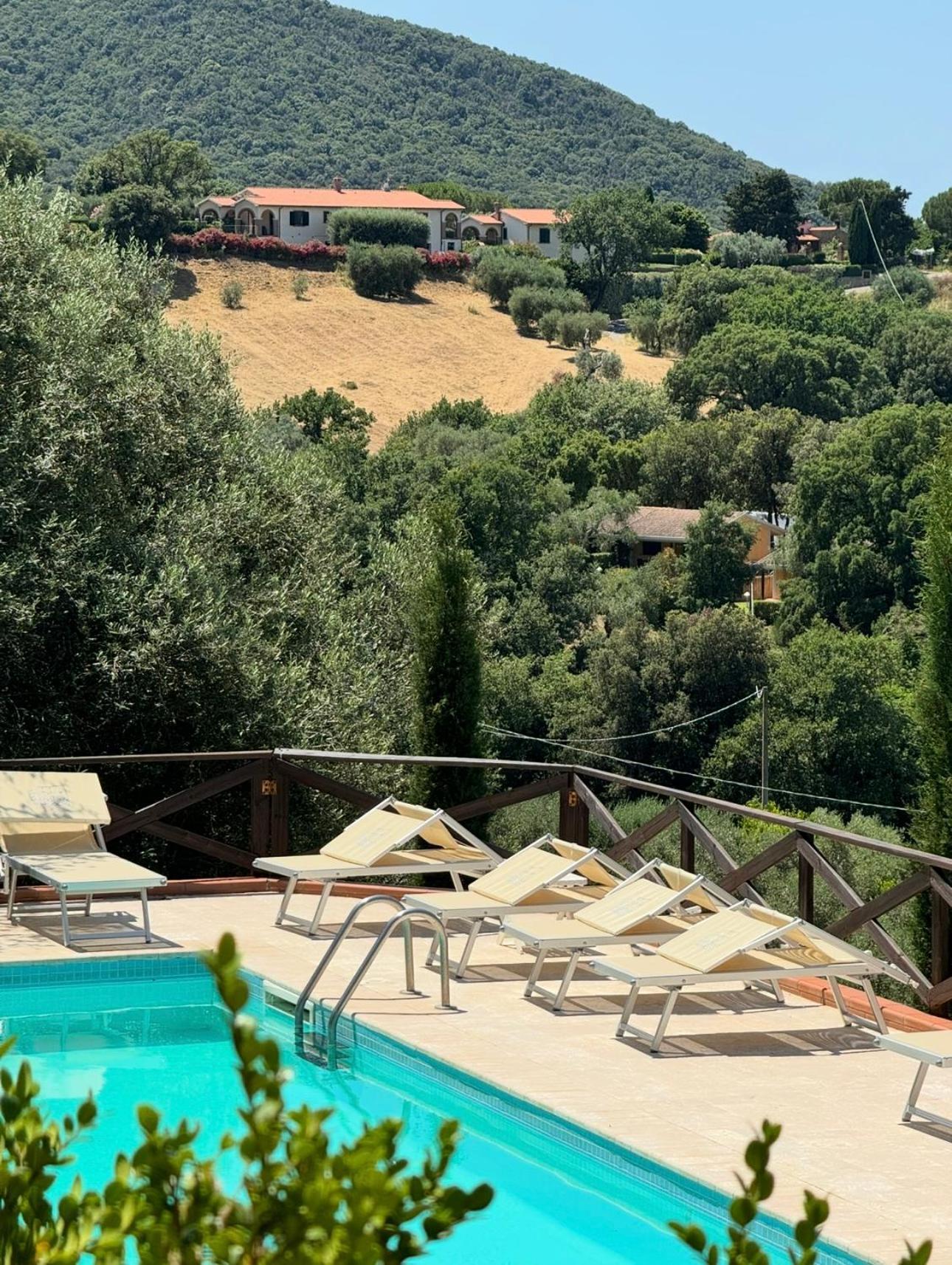 Madonna Del Poggio Cav Aparthotel Scarlino Bagian luar foto