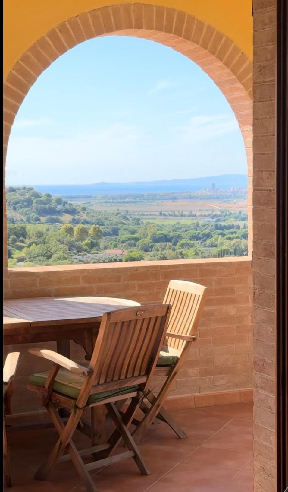 Madonna Del Poggio Cav Aparthotel Scarlino Bagian luar foto